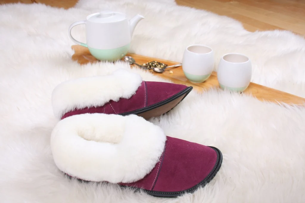 Articles en peau & laine de mouton : chaussons, Charentaises, mules, boots, moufles, gants
